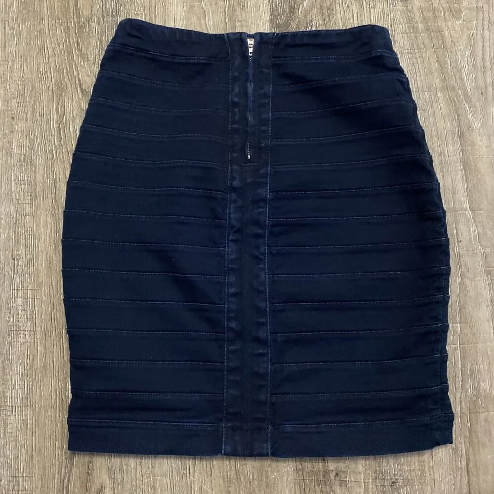 Express Women's Knee Length Mini Jean Skirt ~ Sz 2 ~ Blue